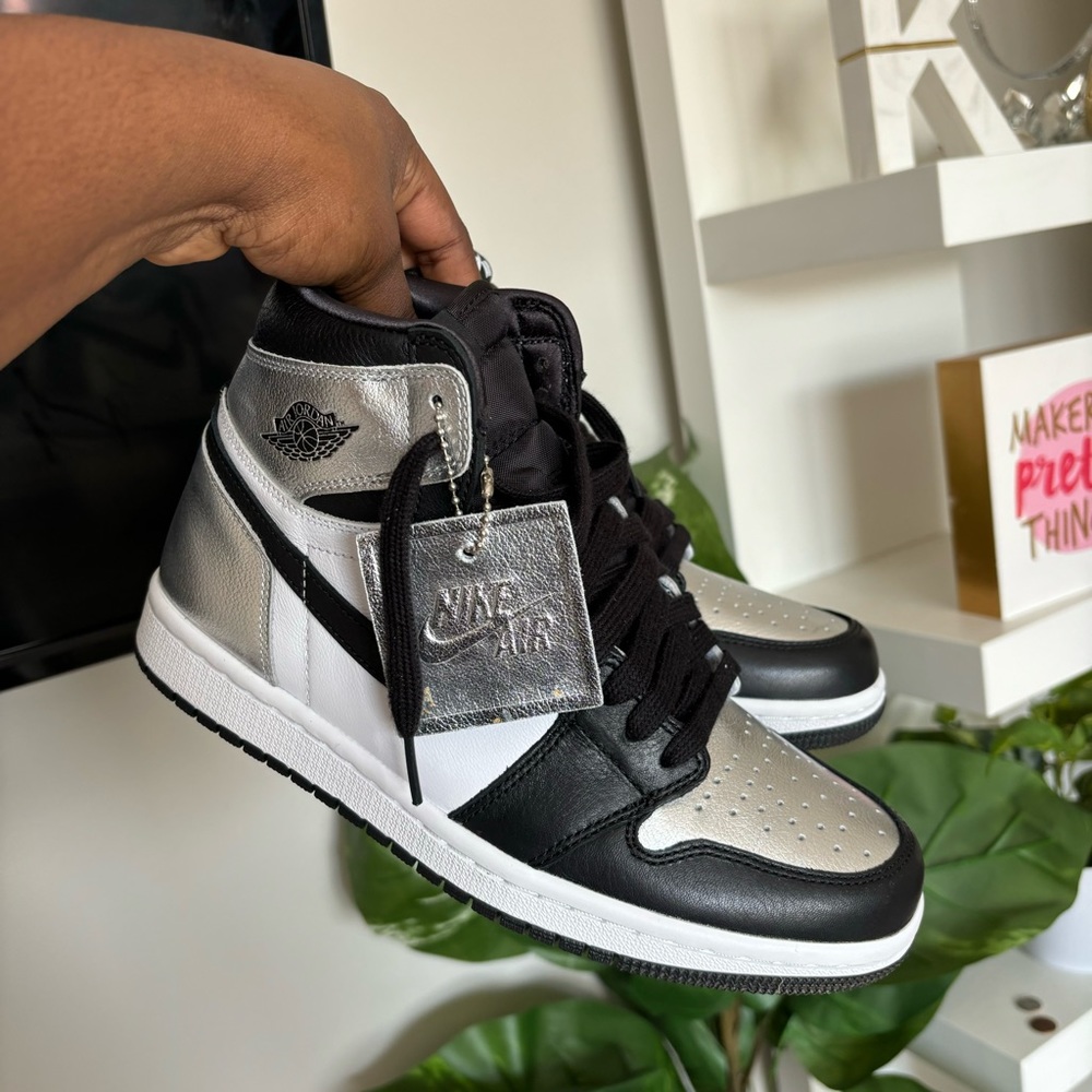 Women’s Air Jordan 1 Retro High OG 'Silver Toe'